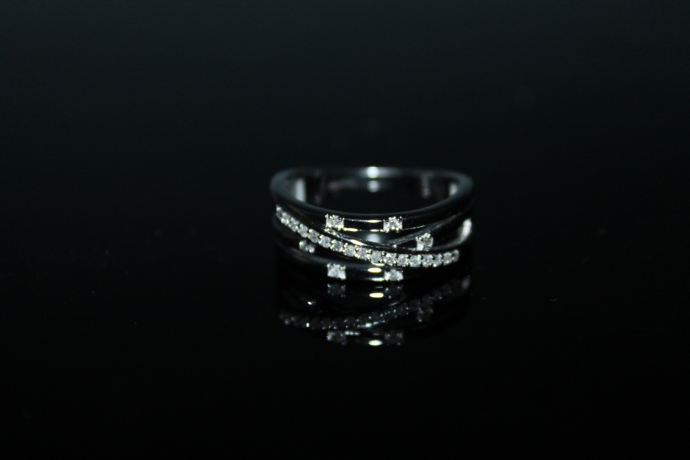 A WHITE GOLD SPLIT BAND DIAMOND RING, set with brilliant cut diamonds in hallmarked 9 carat white g - Image 2 of 2