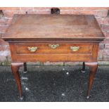 A GEORGIAN OAK SINGLE DRAWER SIDE TABLE, the overhung top above a single drawer with inlaid cross b