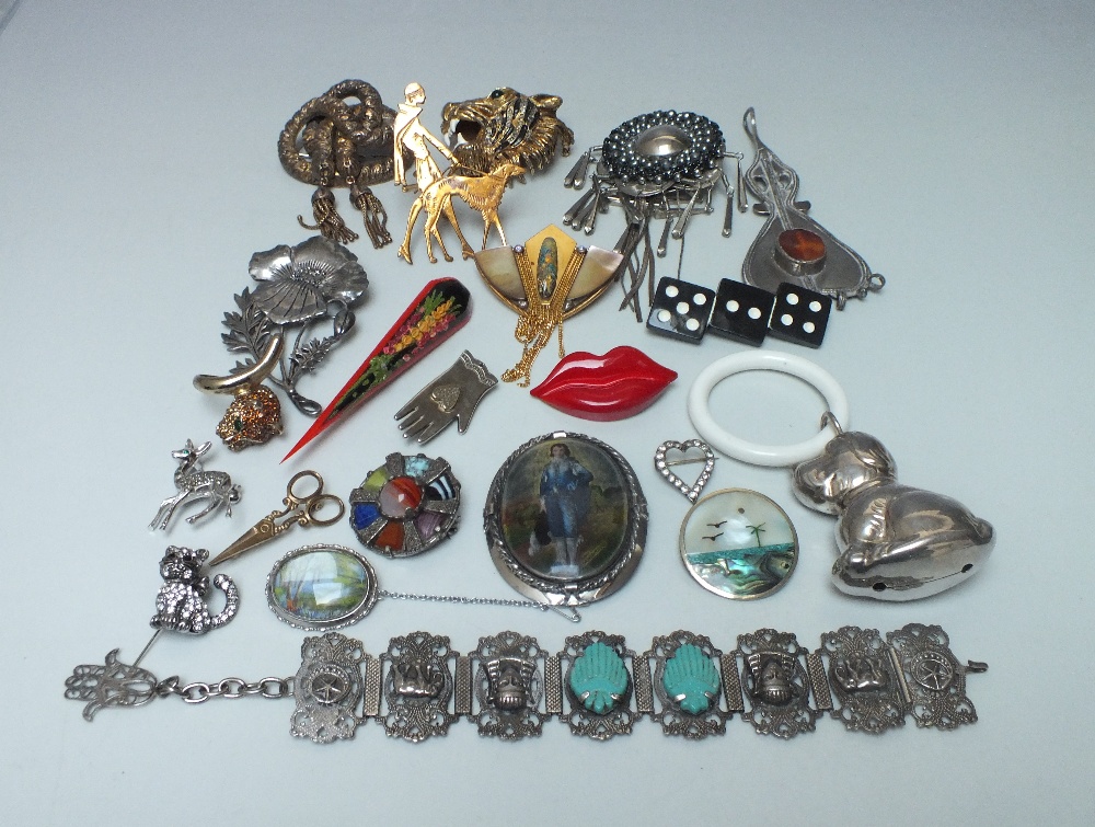 A COLLECTION OF MODERN AND VINTAGE COSTUME JEWELLERY, comprising mostly brooches, to include silver - Image 2 of 4
