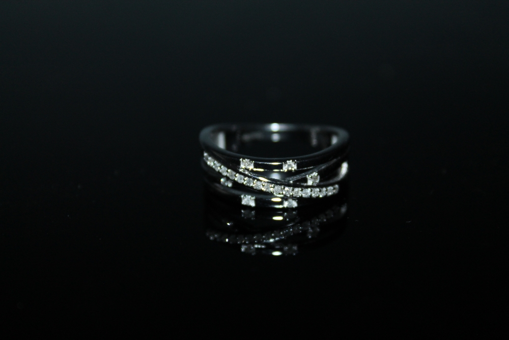 A WHITE GOLD SPLIT BAND DIAMOND RING, set with brilliant cut diamonds in hallmarked 9 carat white g