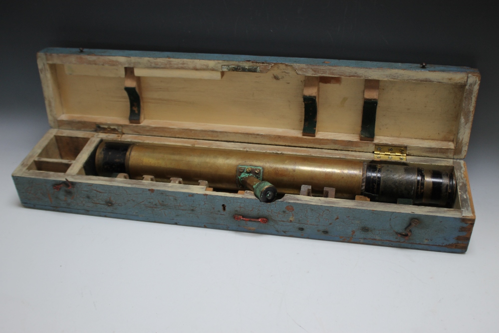 A CASED WORLD WAR 1 MILITARY GUN SIGHT, stamped 'G327 W A/T Y', in fitted wooden box, L 58 cm - Image 2 of 4