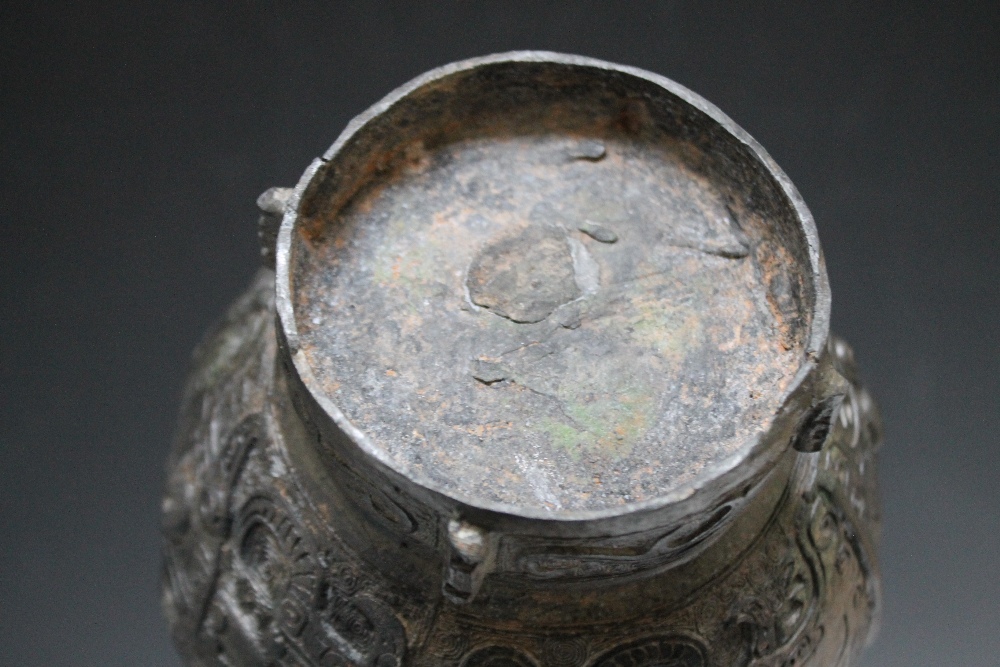 A BRONZE ARCHAISTIC TYPE HU VASE, having ornate swirl detailing and twin handles, H 21.5 cm - Image 6 of 10