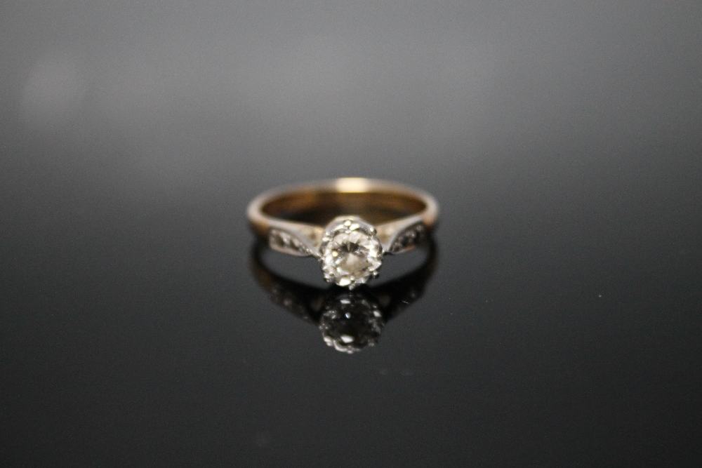 AN 18CT AND PLATINUM DIAMOND SOLITAIRE RING, set with a brilliant cut diamond of approx 0.20 carat,