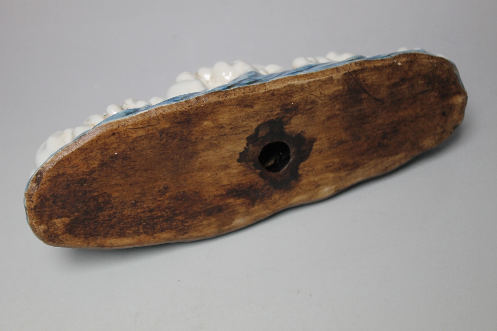 A CHINESE SCHOLARS BRUSH STAND IN THE FORM OF WAVES ON THE SEA, W 19.5 cm - Image 5 of 6