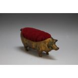 A NOVELTY CAST METAL PIG PIN CUSHION, W 10 cm