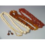 AN AMBER / LUCITE BEAD NECKLACE, the beads of heptagonal form, with screw barrel closure, L 45 cm,