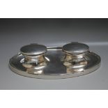 AN UNUSUAL HALLMARKED SILVER TWIN INKSTAND BY A J ZIMMERMAN - BIRMINGHAM 1915, W 20 cm