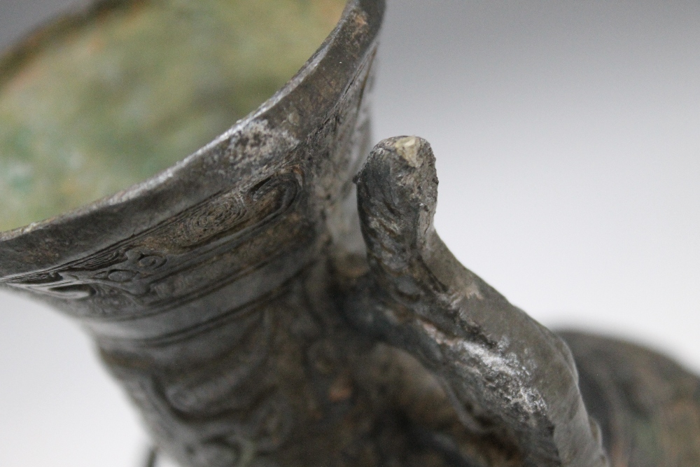 A BRONZE ARCHAISTIC TYPE HU VASE, having ornate swirl detailing and twin handles, H 21.5 cm - Image 9 of 10