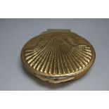 A 19TH CENTURY TYPE BRASS CLAM SHELL SHAPED SNUFF BOX, W 8 cm