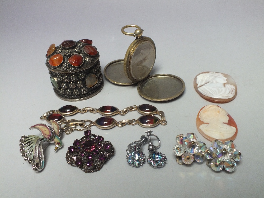 A SMALL COLLECTION OF MOSTLY VINTAGE JEWELLERY ITEMS, to include two carved cameo panels, an unusua