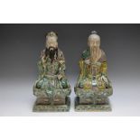 A PAIR OF SEATED CHINESE FIGURES, Quinlong type period, H 25 cm (2)