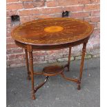 AN EDWARDIAN MAHOGANY INLAID OVAL OCCASIONAL TABLE, the top with inlaid satinwood detail and crossb