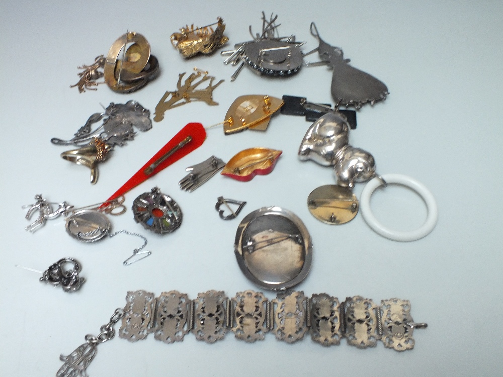 A COLLECTION OF MODERN AND VINTAGE COSTUME JEWELLERY, comprising mostly brooches, to include silver - Image 3 of 4