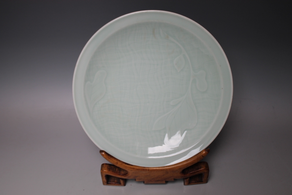 A CHINESE CELADON DISH ON A HARDWOOD DISPLAY STAND, Dia 25 cm - Image 2 of 4