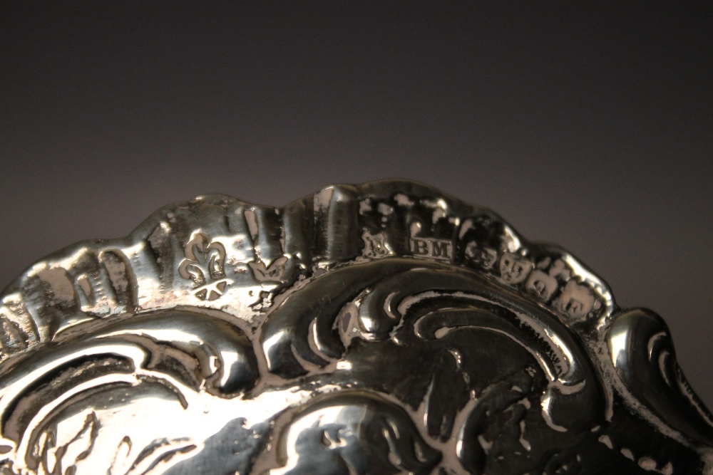 A HALLMARKED CONTINENTAL SILVER BOWL, having vignettes of a winged cherub teaching a dog tricks to - Image 7 of 8