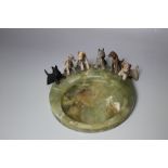 AN AUSTRIAN COLD PAINTED BRONZE AND ONYX ASHTRAY, early 20th century, with six assorted small dogs