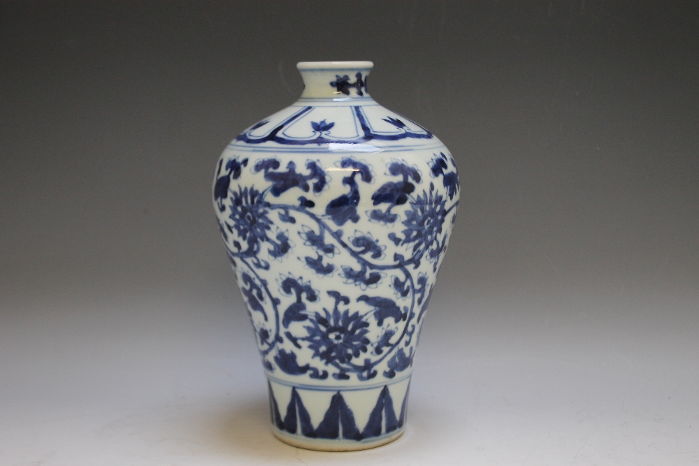 A CHINESE BLUE AND WHITE MEIPING VASE, H 19.5 cm