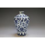 A CHINESE BLUE AND WHITE MEIPING VASE, H 19.5 cm