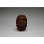 A COQUILLA NUT NUTMEG GRATER IN THE FORM OF A BARREL, H 5.25 cm