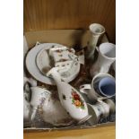 A TRAY OF ASSORTED CHINA TO INCLUDE ROYAL ALBERT OLD COUNTRY ROSES, WEDGWOOD JASPER WARE, ETC