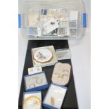 A QUANTITY OF ASSORTED YELLOW METAL JEWELLERY SOME IN ORIGINAL CASES, TO INCLUDE DRESS RINGS, EAR
