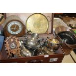 A QUANTITY OF ASSORTED METALWARE TO INCLUDE A MANTEL CLOCK