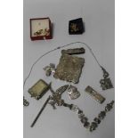 A COLLECTION OF HALLMARKED SILVER AND WHITE MEAL ITEMS TO INCLUDE AN ARP BADGE, CIGARETTE CASE,