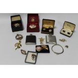 A BOX OF COLLECTABLES TO INCLUDE COSTUME JEWELLERY, HIP FLASKS, BROOCHES, ETC