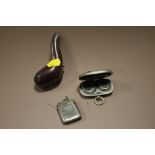 A HALLMARKED SILVER VESTA, PLATED FULL AND HALF SOVREIGN HOLDER AND A PIPE