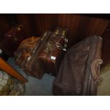 A SELECTION OF VINTAGE LUGGAGE AND BRIEFCASES TO INCLUDE LEATHER EXAMPLES