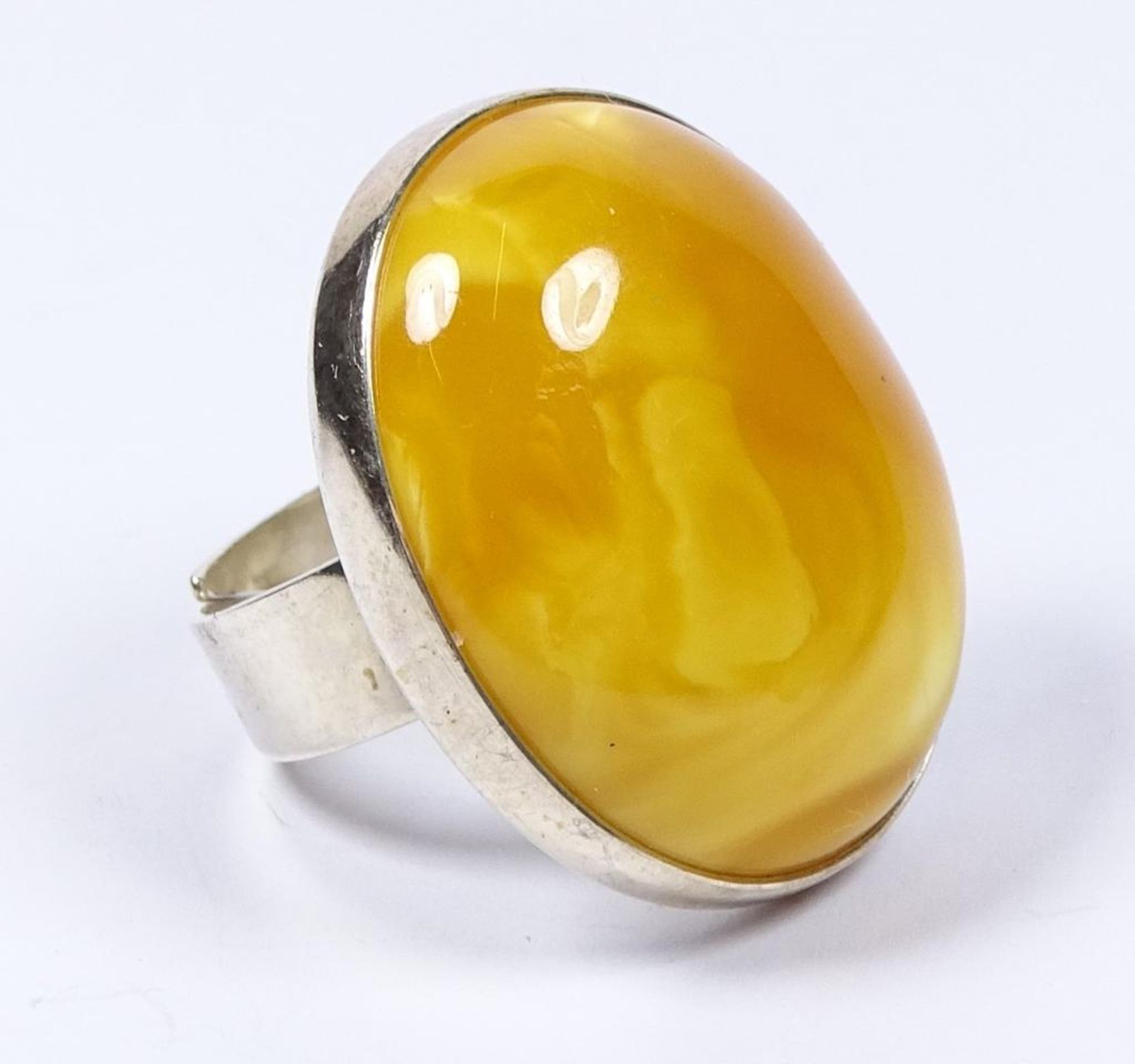 Ring, Bernstein, N.E.From Danmark,Sterling Silber, ovaler Bernstein 28x23mm, 11,5gr., Ringschiene