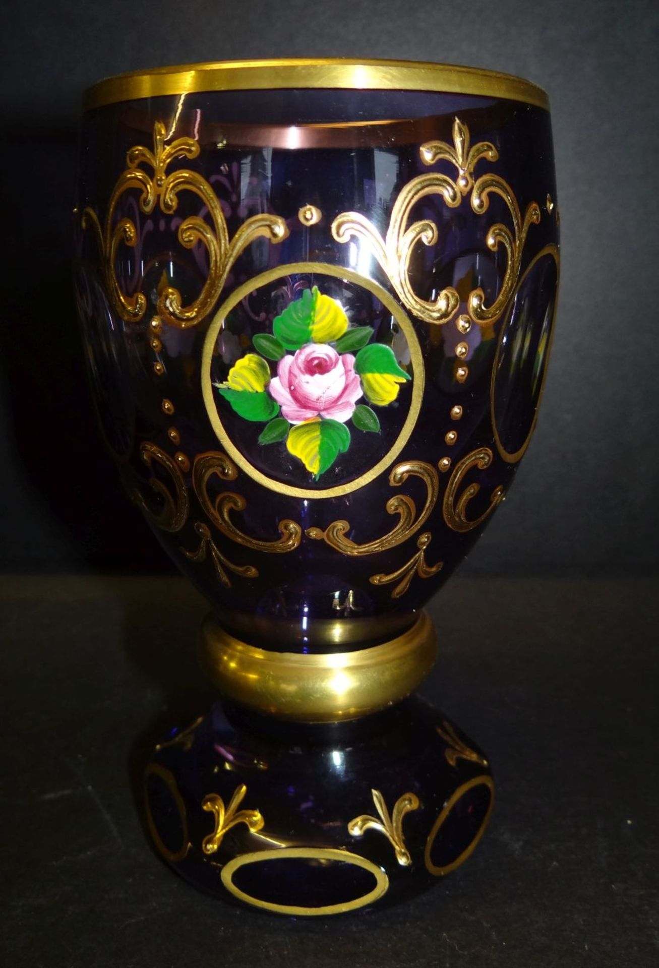 Pokalglas, violett mit Gold-und Emaillemalerei, H-13,5 cm