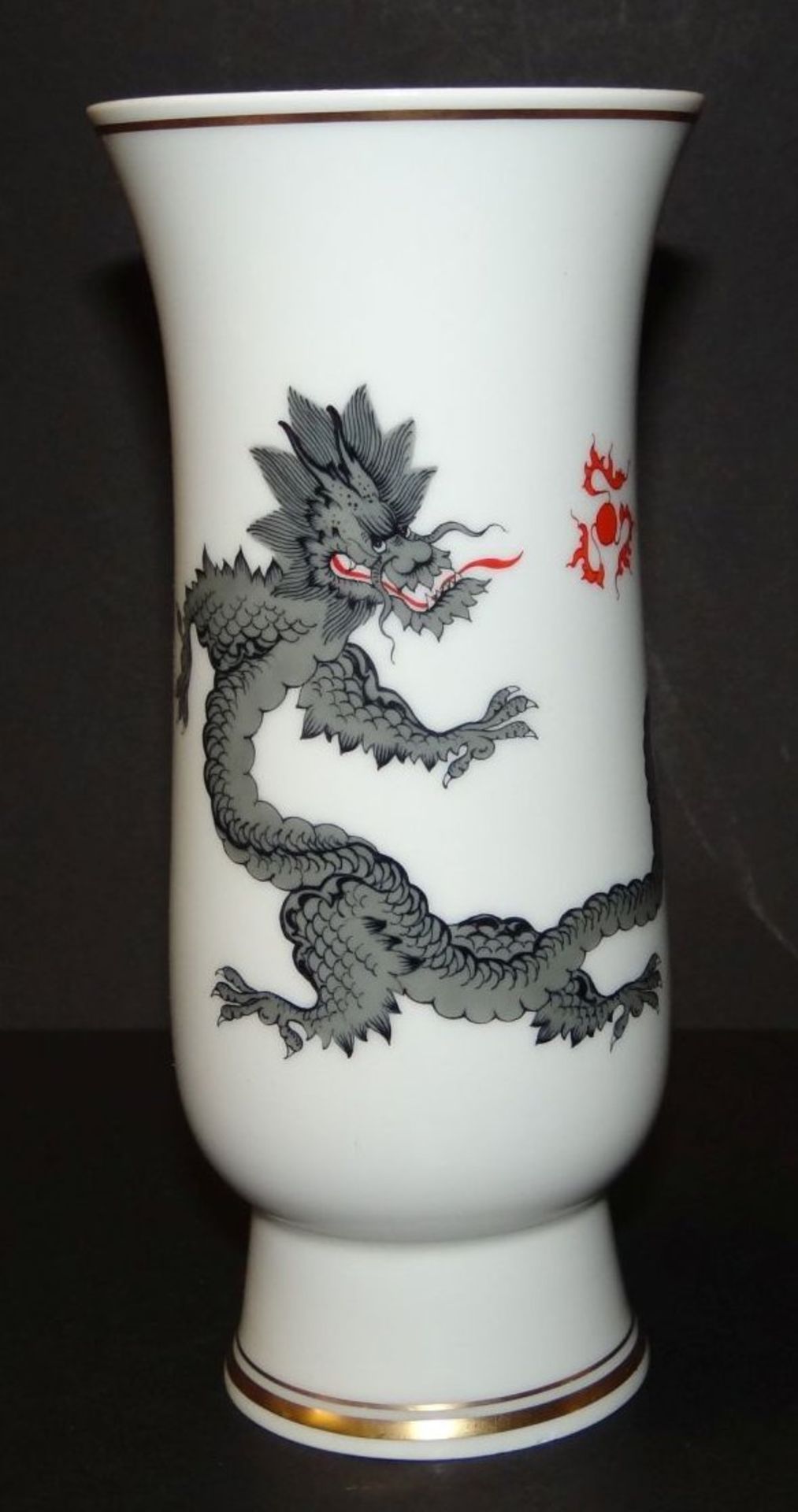 Vase "Meissen" schwarzer Drache, Rand mit Chip, H-17 cm