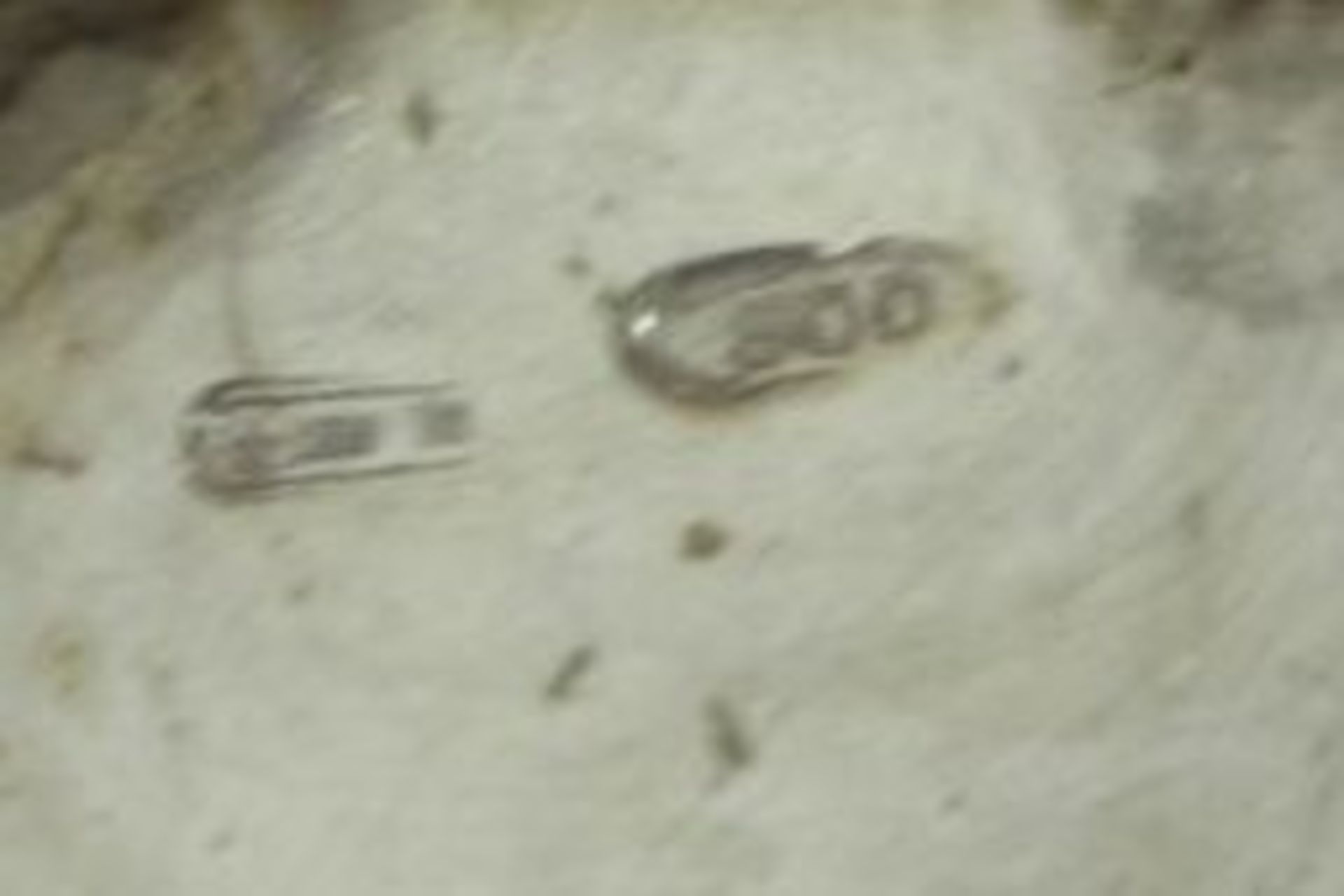 kl. Pillendose, 800er Silber, Deckel mit blauem Stein, zus. 18,3g, H-2,5cm B-2,5cm - Bild 3 aus 3