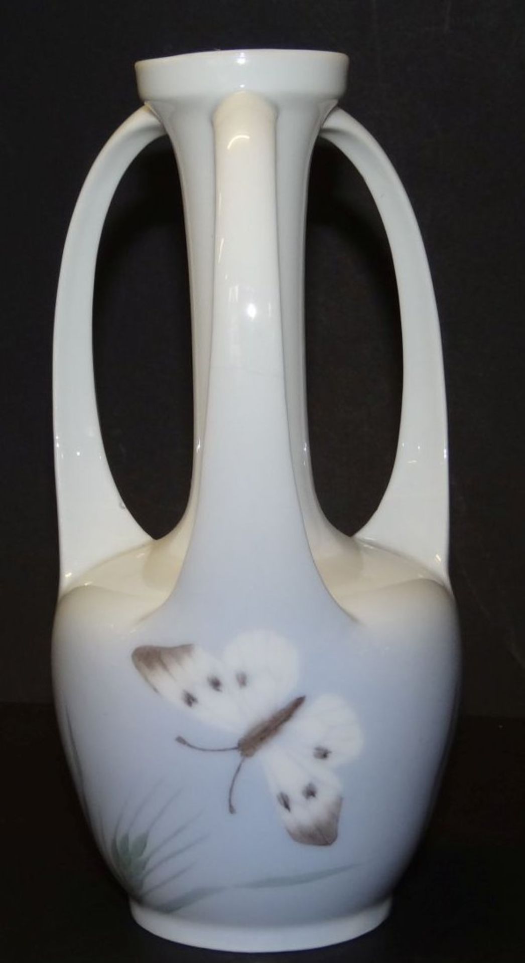Jugendstil-Vase "Royal Copenhagen" bemalt mit Schmetterlingen, Hals mit feinen Altriss, H-17 cm - Bild 2 aus 6