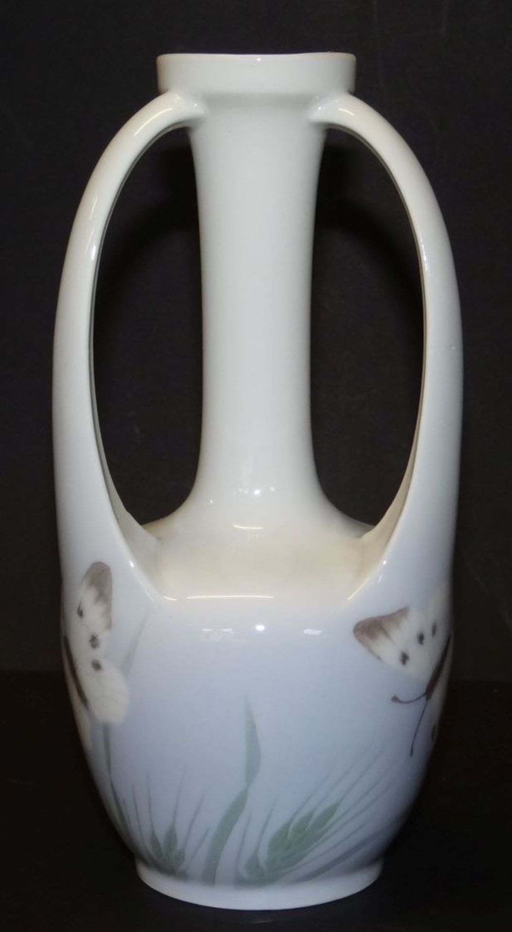 Jugendstil-Vase "Royal Copenhagen" bemalt mit Schmetterlingen, Hals mit feinen Altriss, H-17 cm