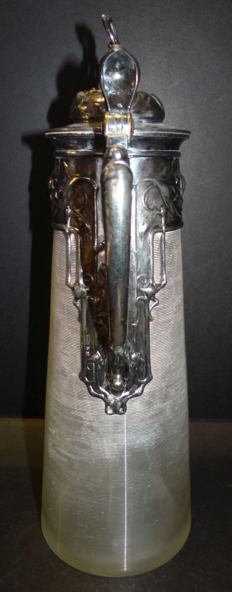 hoher Jugendstil-Weinkrug, geriffeltes Glas, versilb. Montur, H-32 cm - Bild 4 aus 5