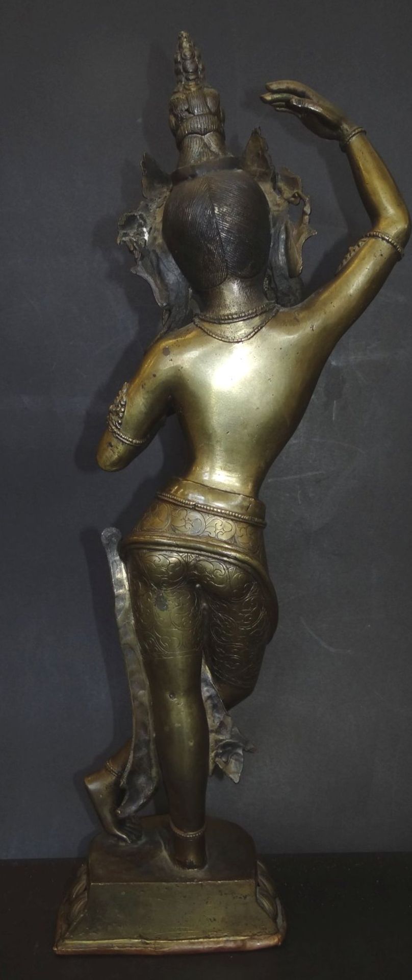 Bronze-Tempeltänzerin, wohl Thailand, H-52 cm, eine Spitze an Kopfschmuck fehl - Bild 4 aus 7