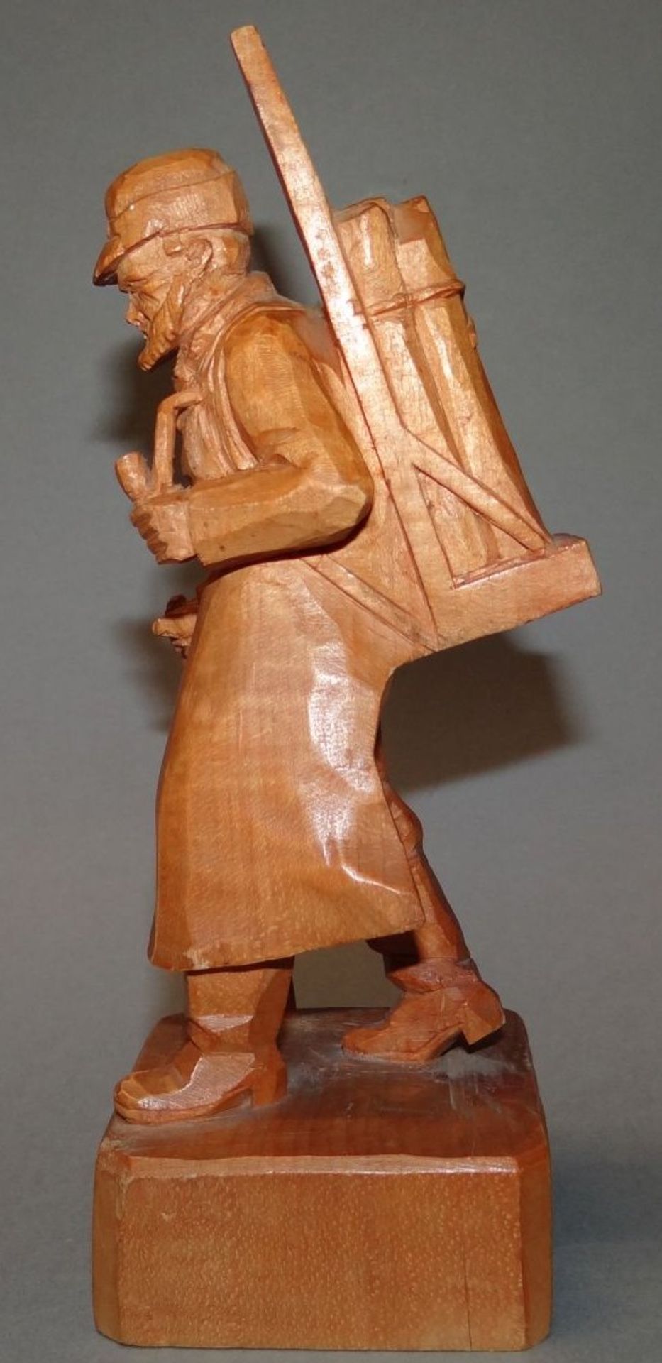 kl. Holzschnitzerei "alter Mann mit Kiepe", H-19 cm - Bild 2 aus 5
