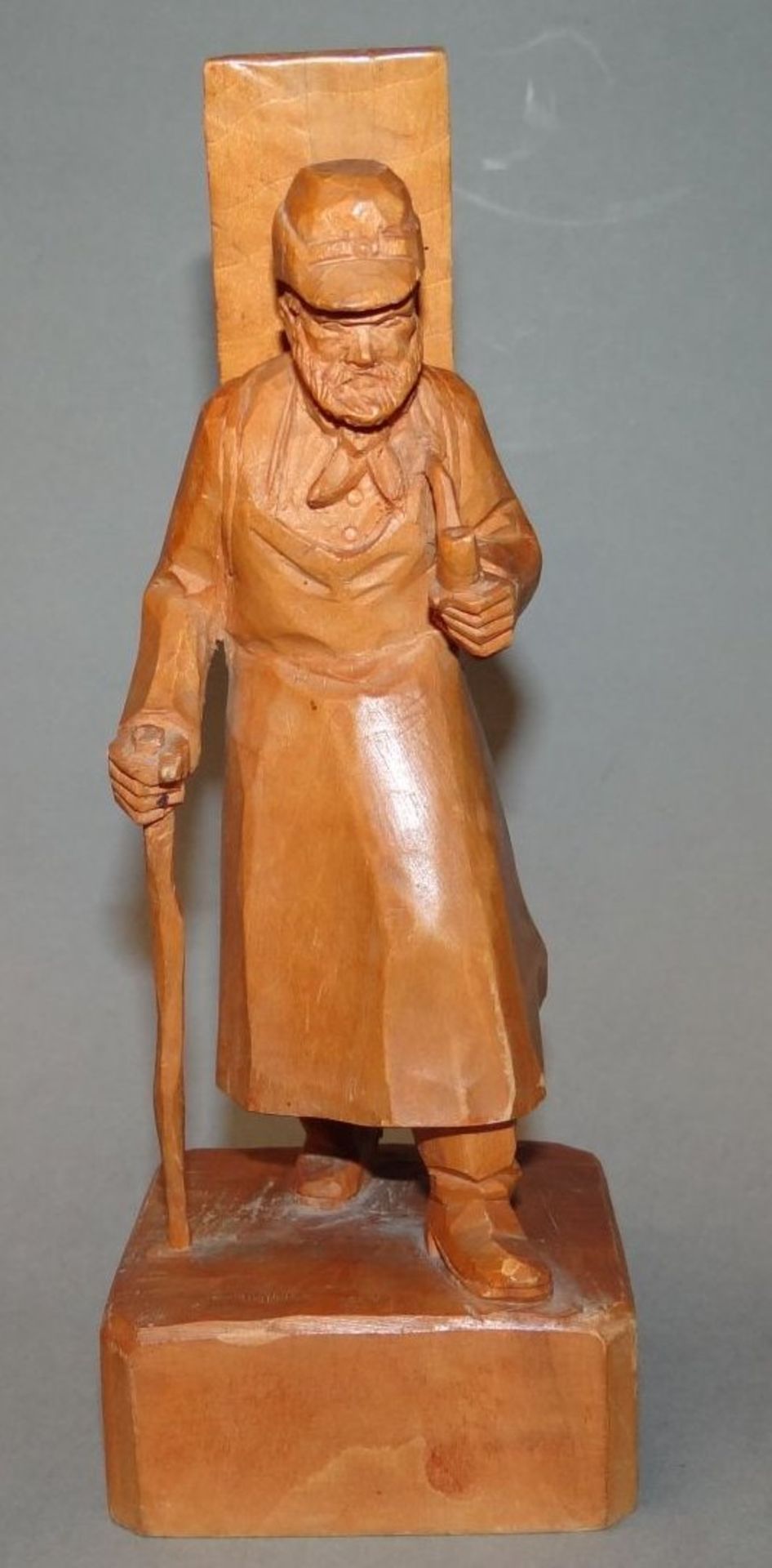 kl. Holzschnitzerei "alter Mann mit Kiepe", H-19 cm