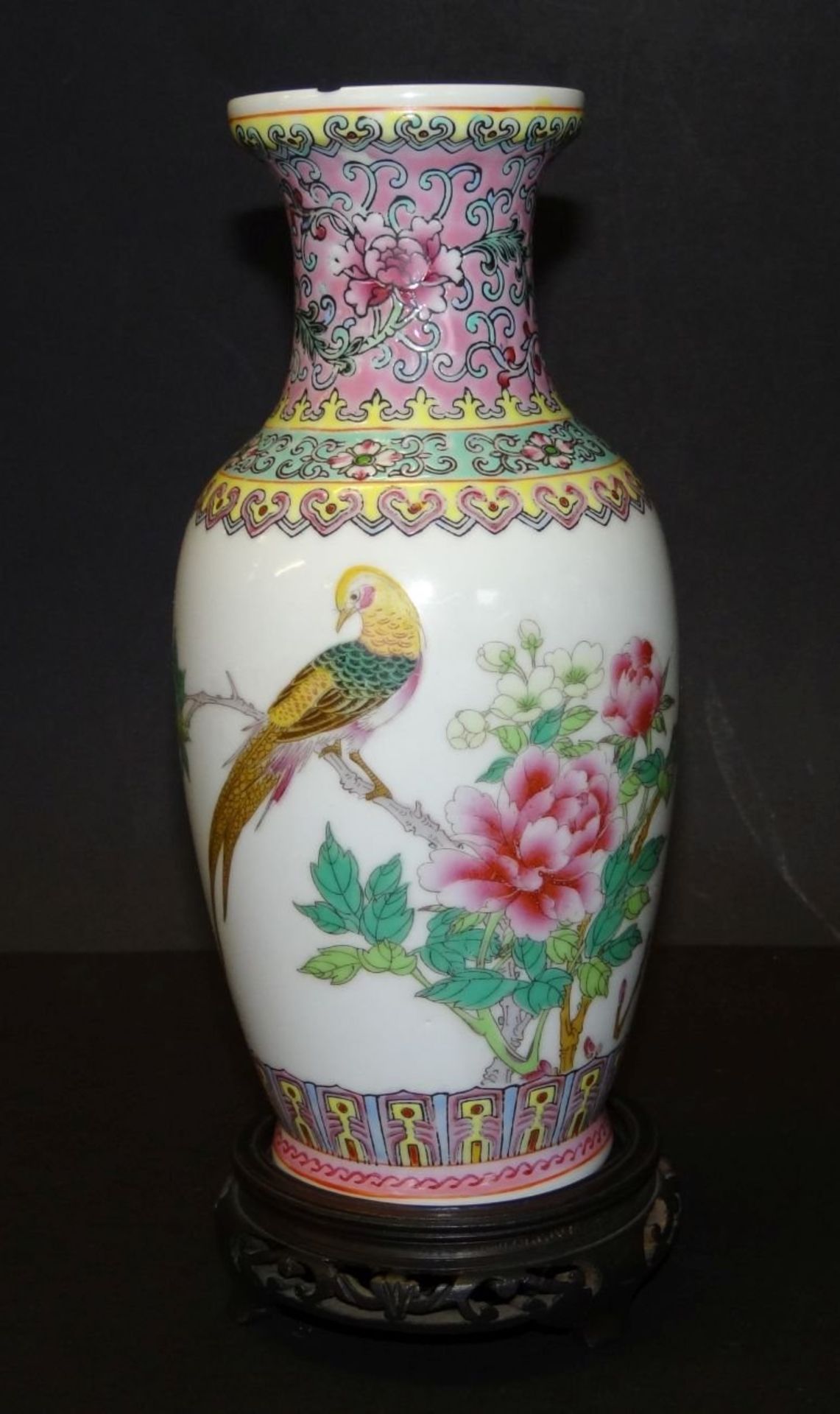 China-Vase auf Holzsockel, bemalt, Rand mit Chip, rote Vierfelder-Marke, H-23 cm