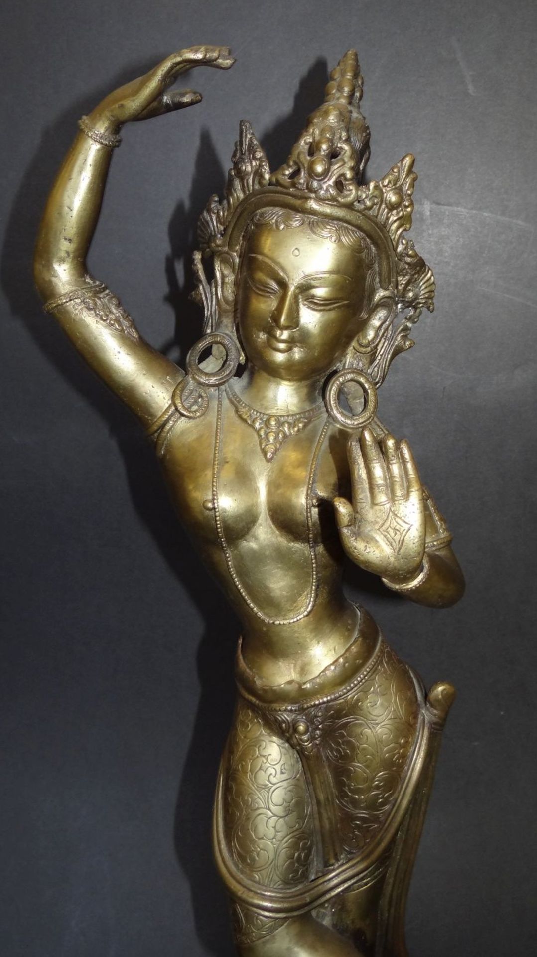 Bronze-Tempeltänzerin, wohl Thailand, H-52 cm, eine Spitze an Kopfschmuck fehl - Bild 6 aus 7