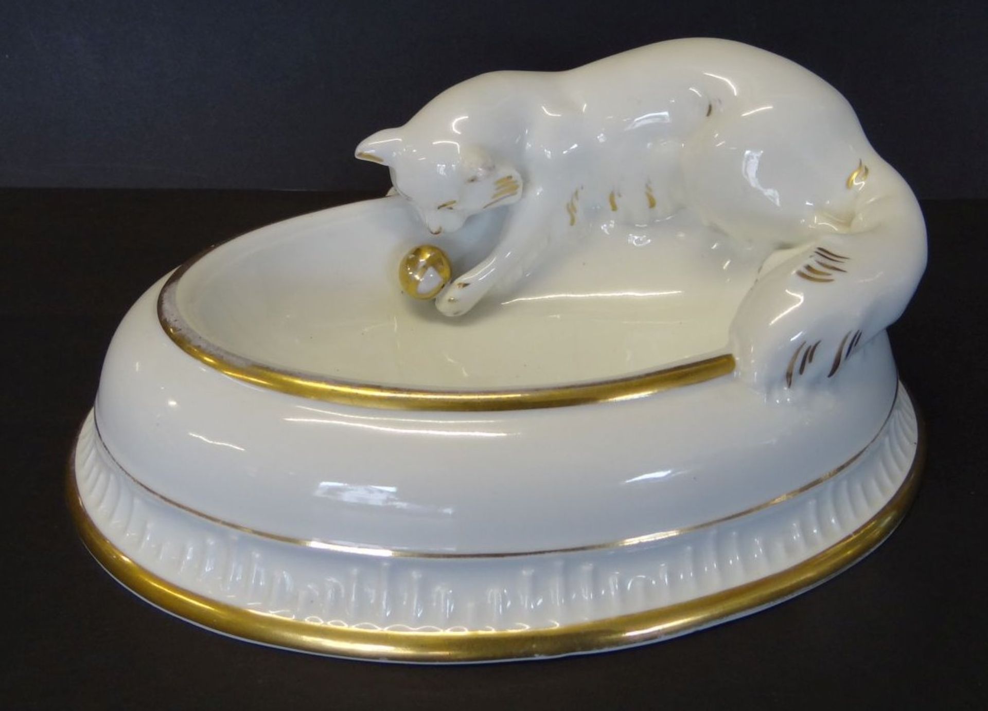 gr. ovale Schale mit spielender Katze "Volkstedt", Golddekor, H-9 cm, 22x16 cm