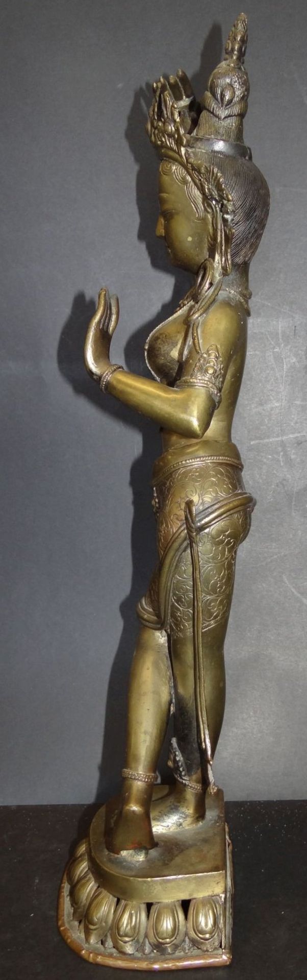Bronze-Tempeltänzerin, wohl Thailand, H-52 cm, eine Spitze an Kopfschmuck fehl - Bild 3 aus 7