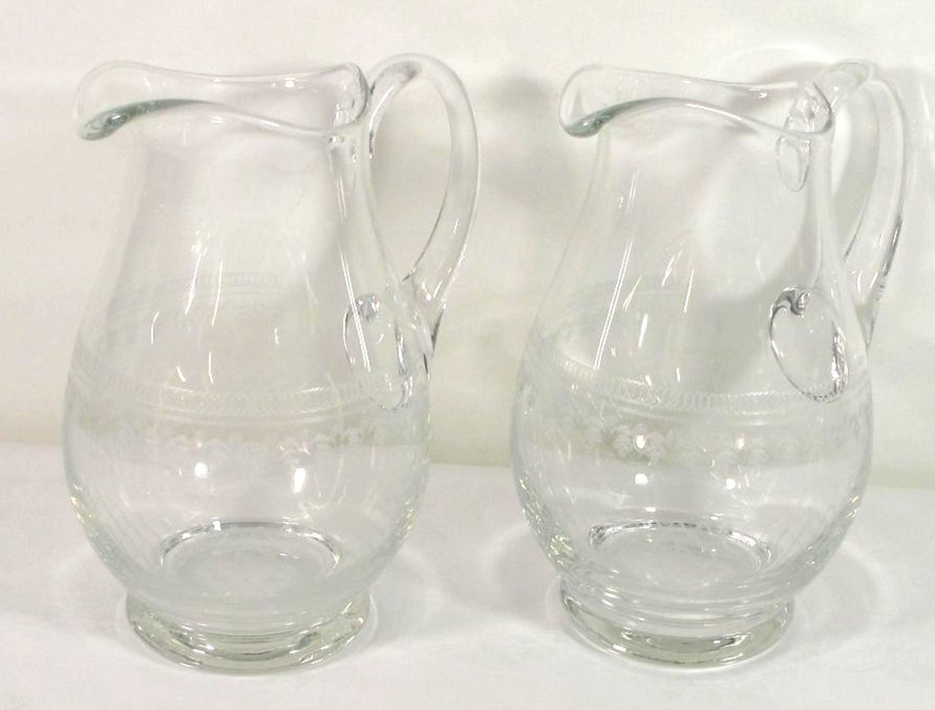 Paar Wasserkrüge, farbloses Glas mit Ätzdekor, H-21cm