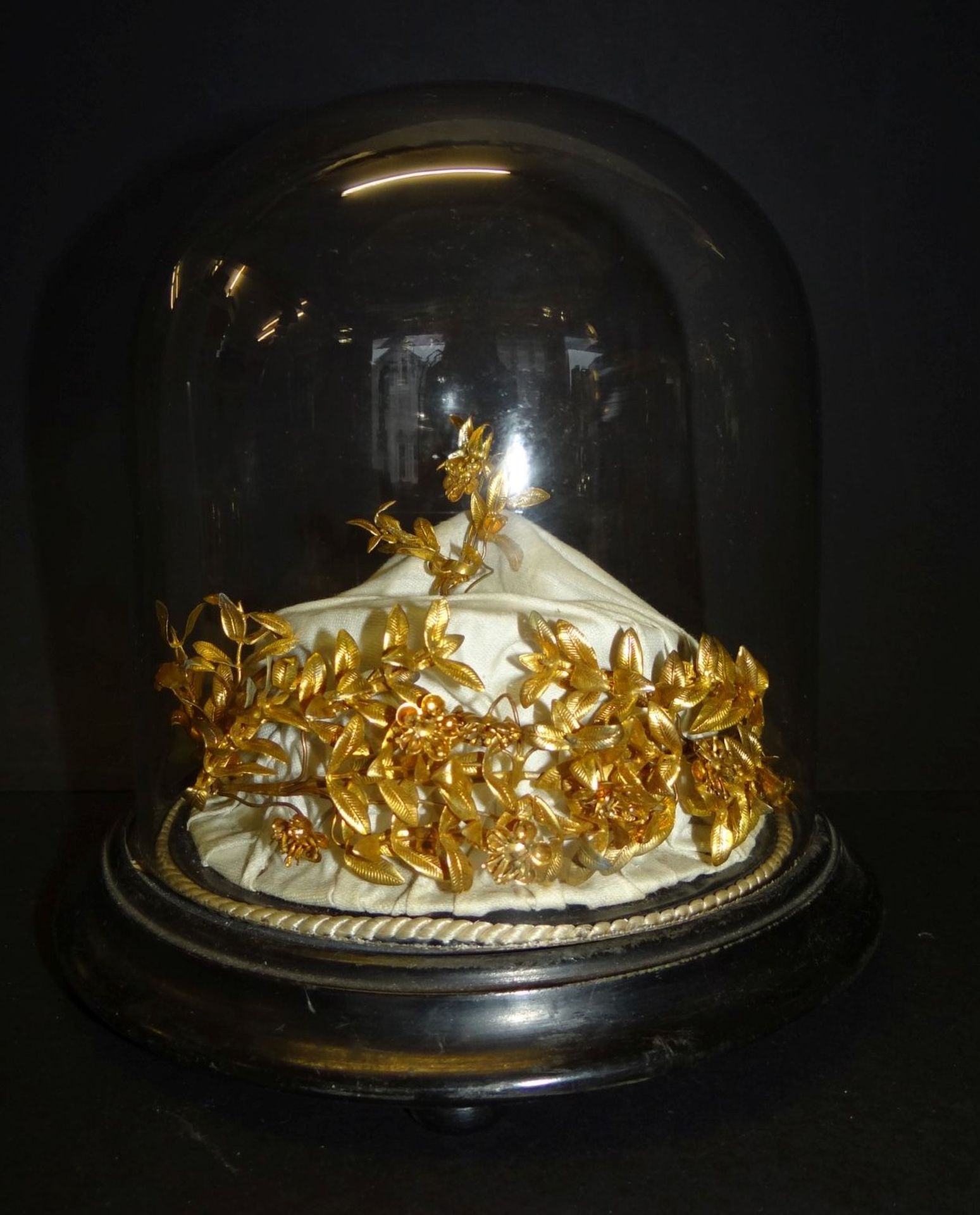 "Goldene Hochzeits-Krone" unter Glassturz, H-18 cm, D-17 cm
