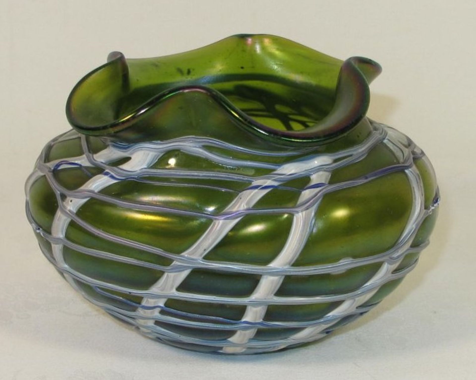 Kunstglasvase, wohl Plame u. König, um 1900, grünes Glas mit heller Fadenauflage, 4x bestossen, H-