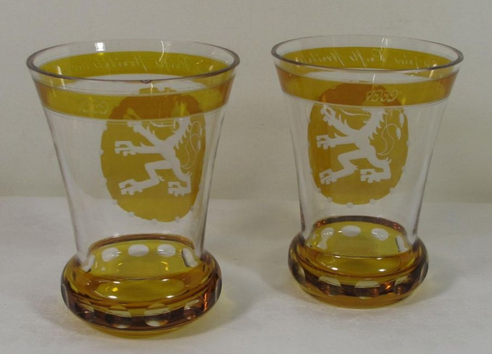 2x Fussbecher, teilw. gelb gebeizt, Wappenlöwe und Gravur, datiert 1939, 1x Glas mit Chip, je H-11, - Bild 2 aus 2