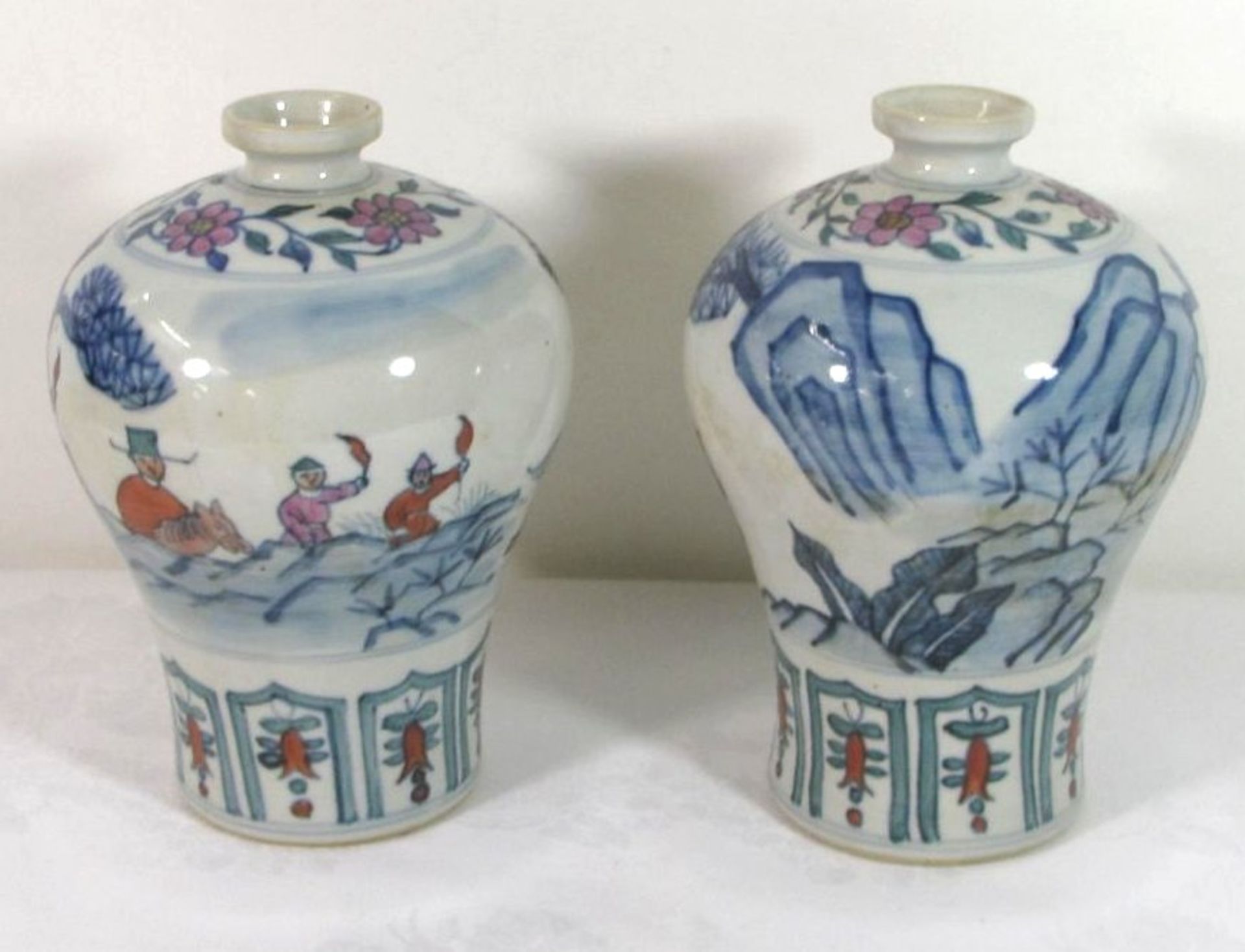 Paar Vasen, China, bemalt mit Personen und Landschaft, gemarkt, je H-19cm - Bild 2 aus 3