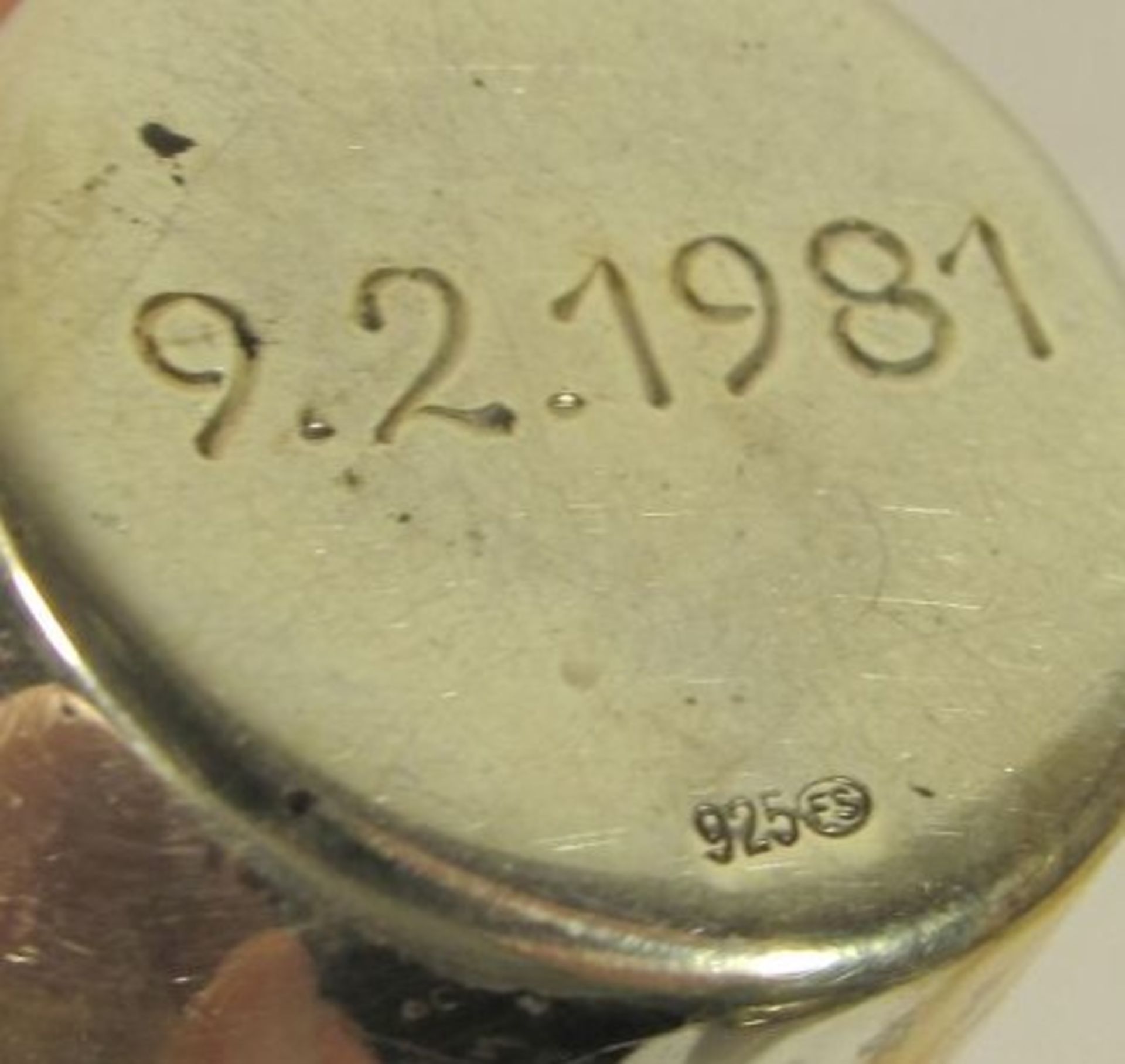 kl. Becher, 925er Silber, graviert u. datiert 1981, 21,4g, H-4,5cm . - Bild 2 aus 2